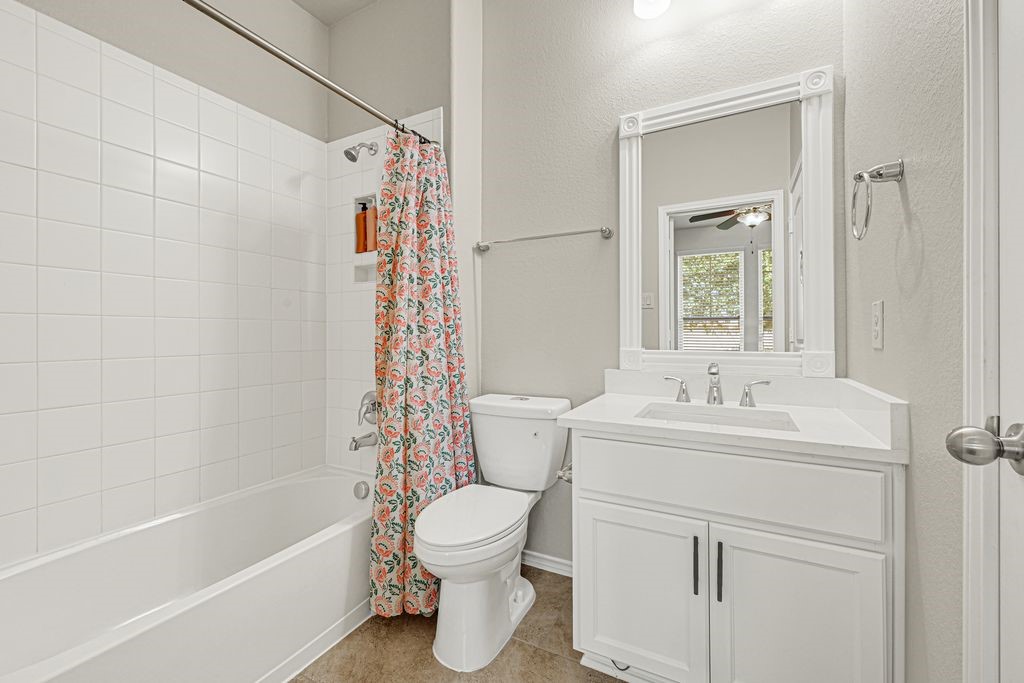4535 Mondial Road Katy, TX 77493 - Photo 5 of 26 Guest ensuite bathroom