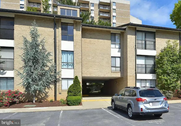 $2,250 | 10 Monroe Street, Unit 302, Rockville, MD 20850