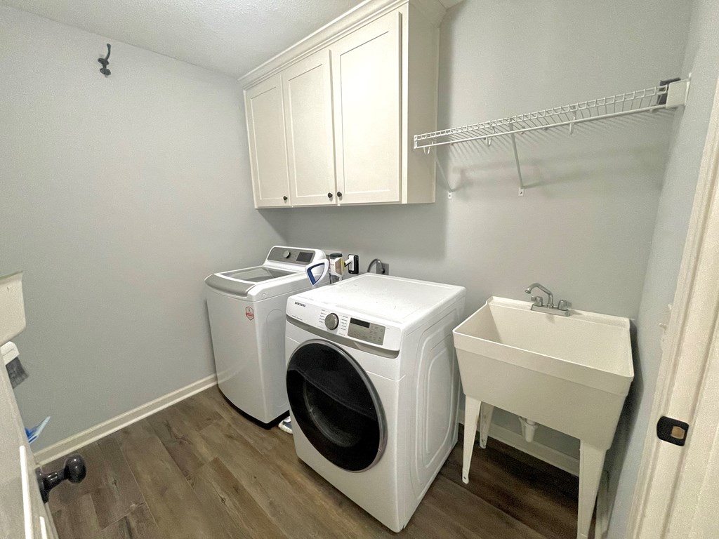 1320 Middleton Road Dothan, AL 36301 - Photo 27 of 39 Laundry Room w mud sink & built in cabinets