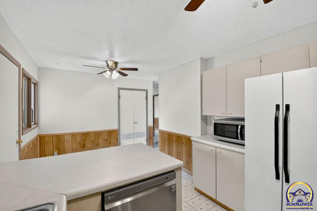 5517 Southwest 17th Terrace Topeka, KS 66604 - Photo 14 of 34