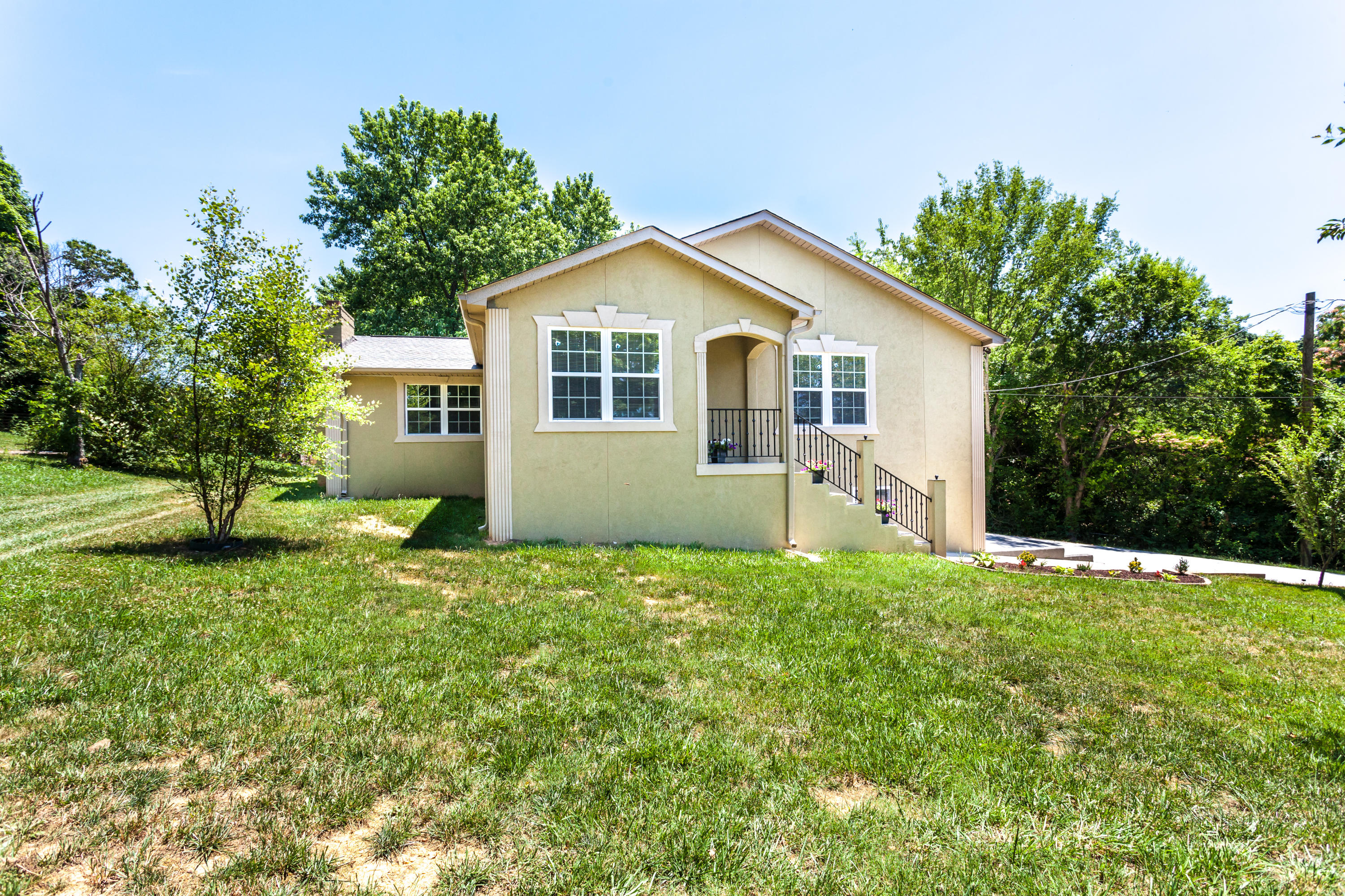 8428 Childress Road Powell, TN 37849 - Photo 3 of 35 009160620-3-8428ChildressRdPowellTN-FULL