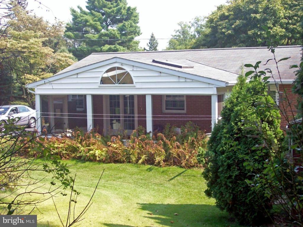 1712 Manor Ridge Drive Lancaster, PA 17603 - Photo 3 of 18 Gallery Image 3