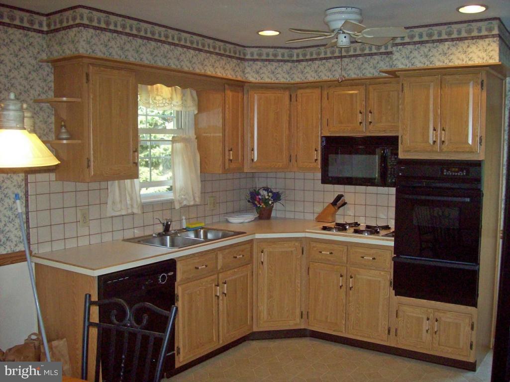 1712 Manor Ridge Drive Lancaster, PA 17603 - Photo 7 of 18 Gallery Image 7