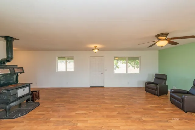 a view of a livingroom with window