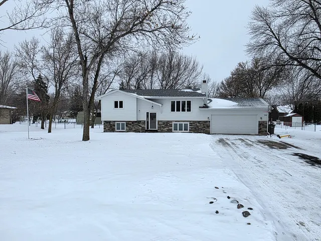 $325,000 | 1209 63rd Avenue North, Moorhead, MN 56560