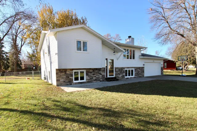 $325,000 | 1209 63rd Avenue North, Moorhead, MN 56560