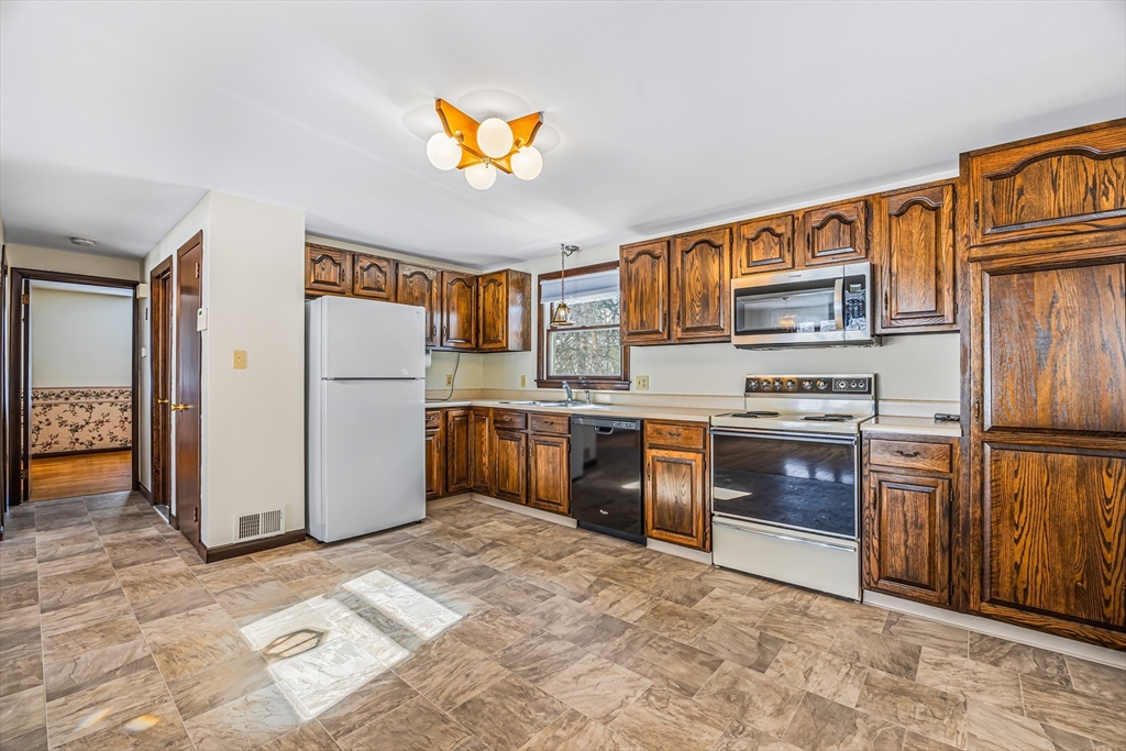 35 Silvin Road Chicopee, MA 01013 - Photo 7 of 25