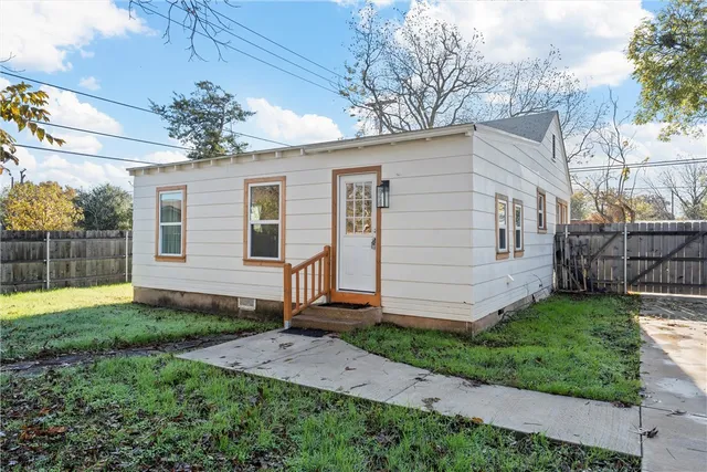 $280,000 | 609 West 6th Street, McGregor, TX 76657