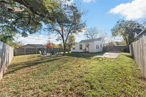 $280,000 | 609 West 6th Street, McGregor, TX 76657