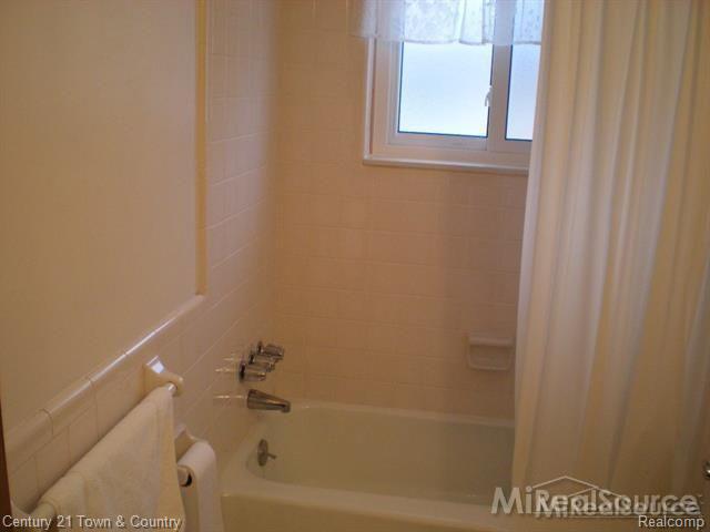 16471 East 10 Mile Road, Unit 6 Eastpointe, MI 48021 - Photo 14 of 17 31239630-13.jpg