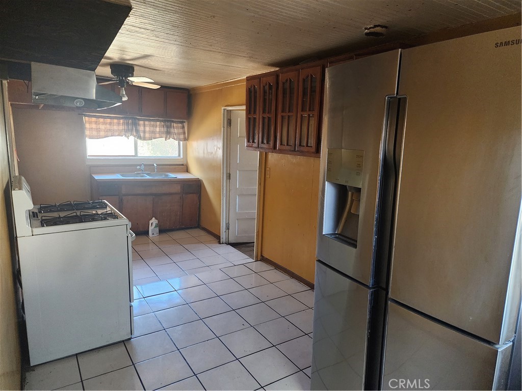 618 South McBride Avenue Los Angeles, CA 90022 - Photo 9 of 16