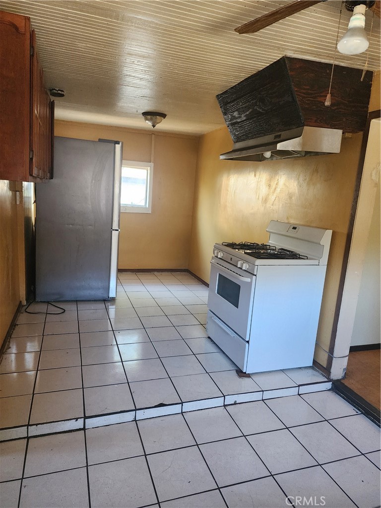 618 South McBride Avenue Los Angeles, CA 90022 - Photo 10 of 16