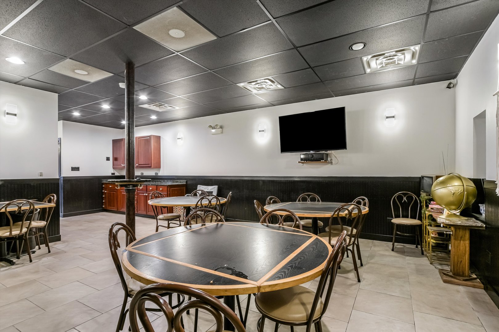 5481 North Northwest Highway Chicago, IL 60630 - Photo 15 of 60 a kitchen with a table and chairs