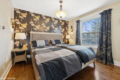 a en suite bathroom with a sink and a mirror