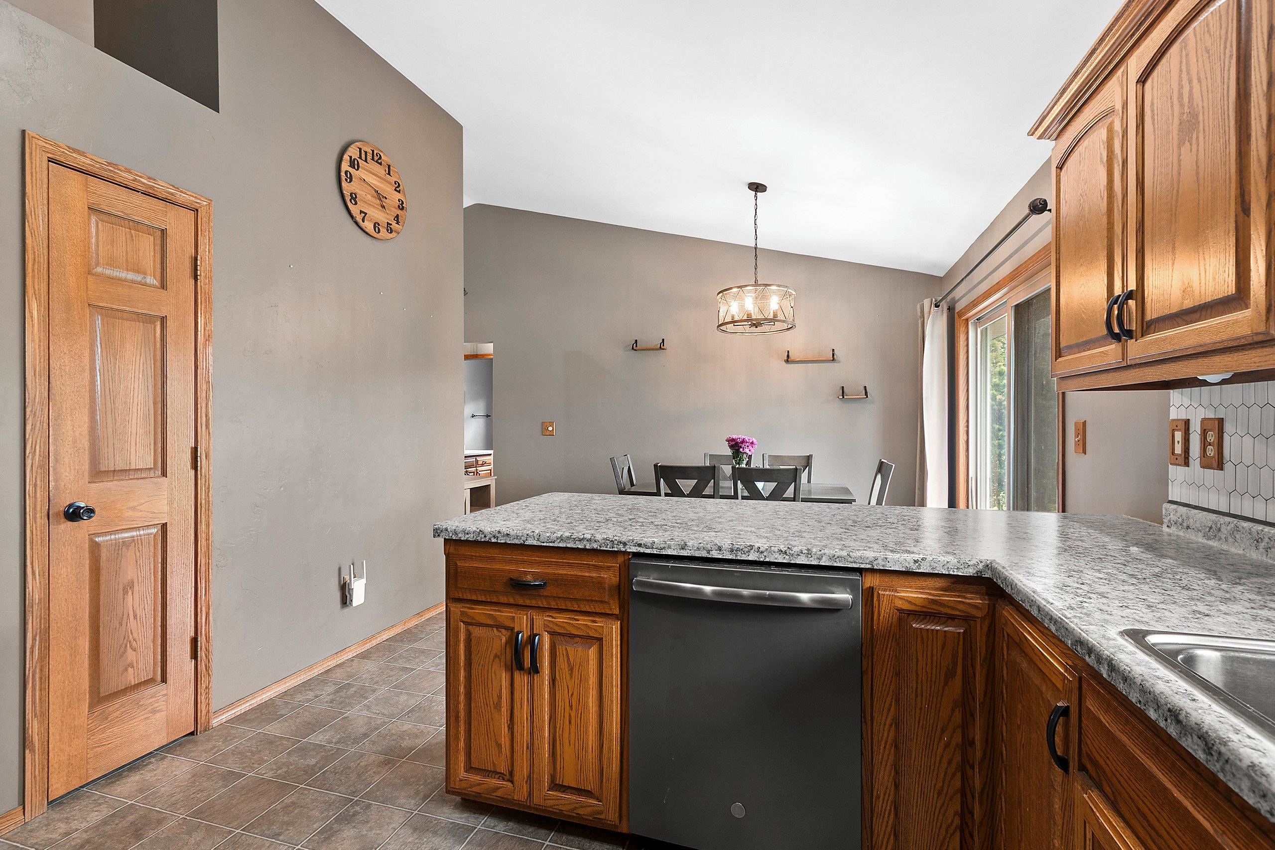 334 Falcon Circle Pulaski, WI 54162 - Photo 15 of 51