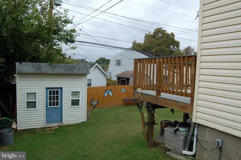 a view of a chair in backyard of house