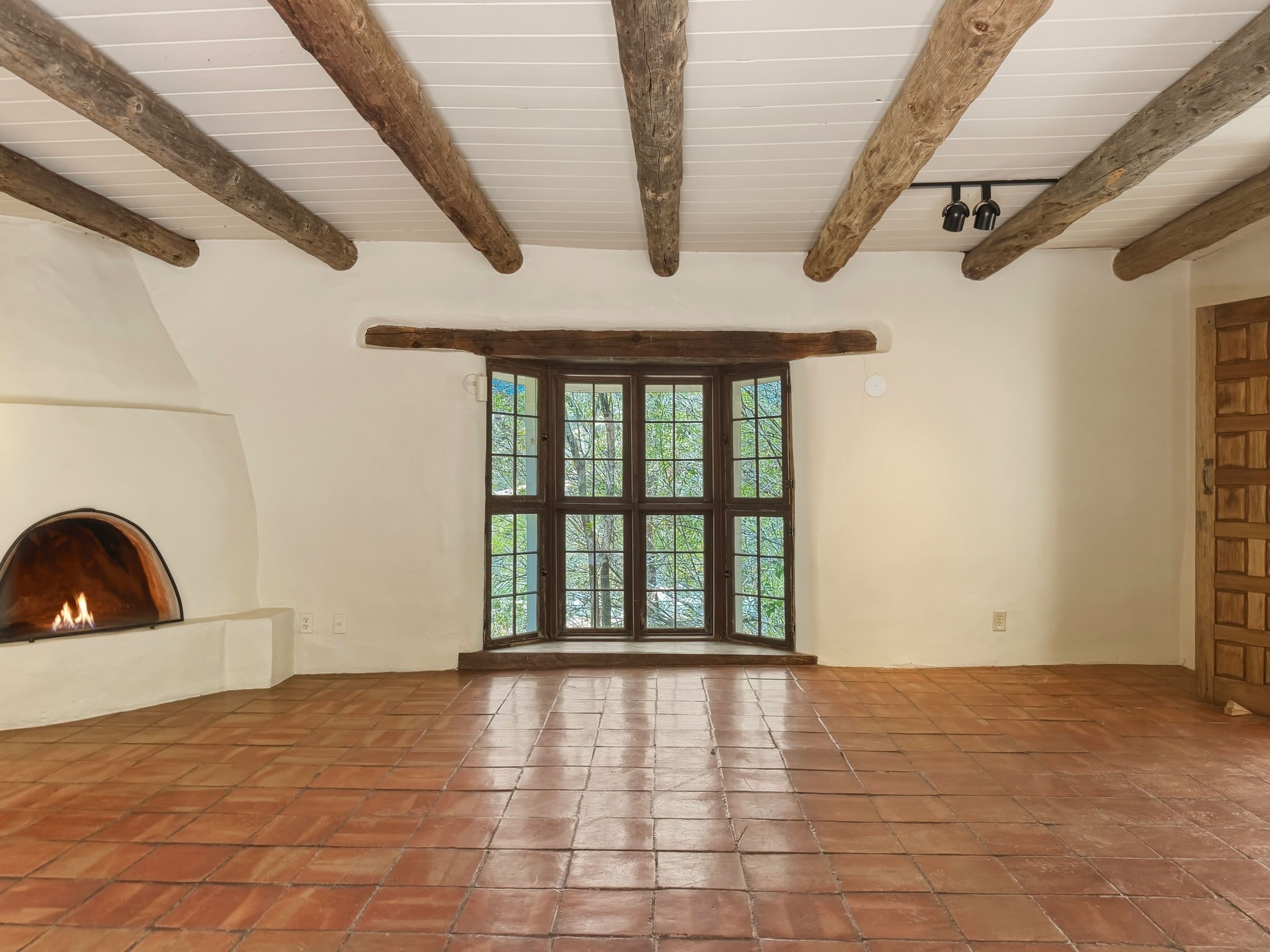 1692 Upper Canyon Road Santa Fe, NM 87501 - Photo 12 of 52 Southwestern Great Room