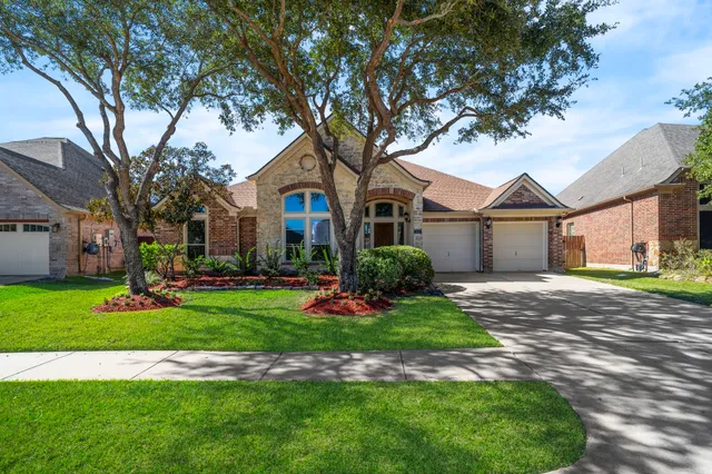 $3,200 | 2602 White Falls Drive, Pearland, TX 77584