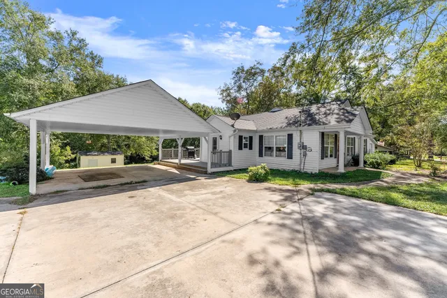 a view of a yard in front of house