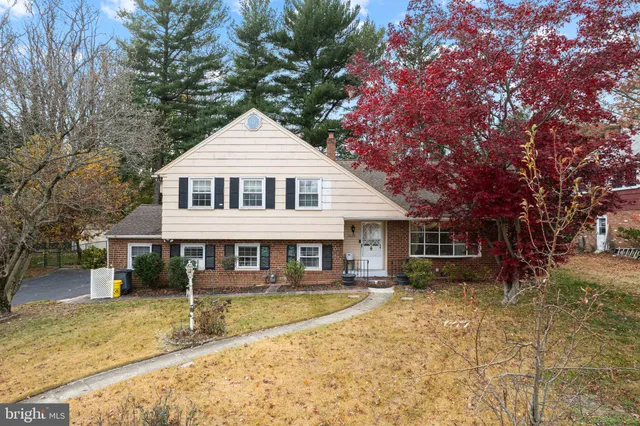 a house view with a outdoor space