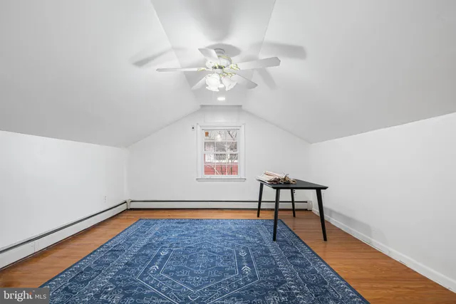 a view of entryway with a workspace