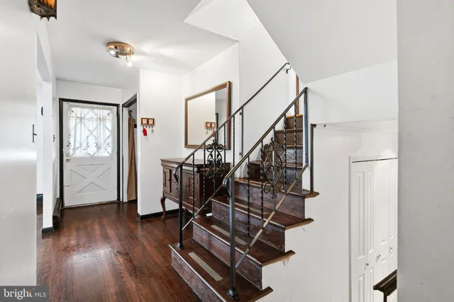 a view of entryway with wooden floor