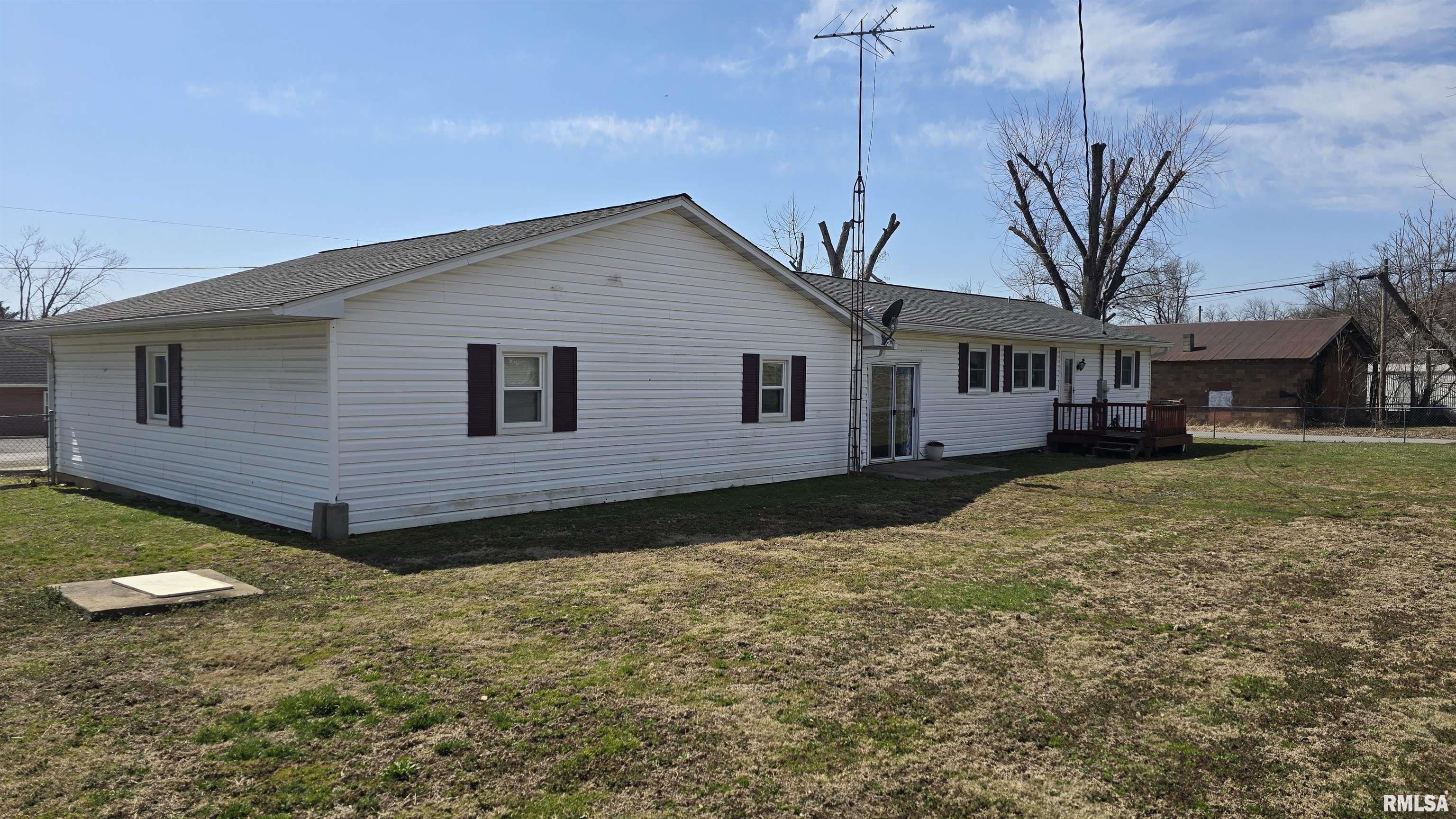 2424 Jones Street Eldorado, IL 62930 - Photo 4 of 21