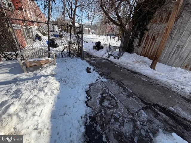 a view of a yard with a house