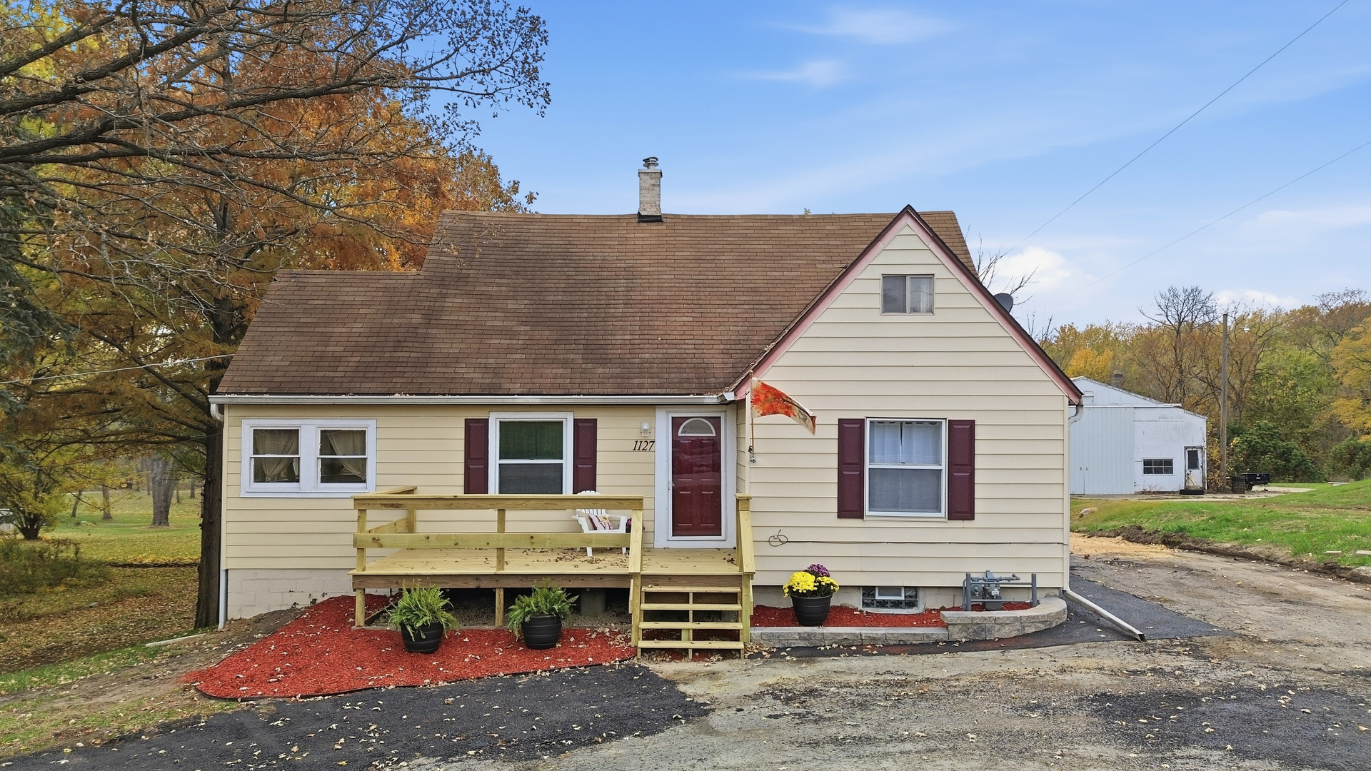 a view of a house with a yard