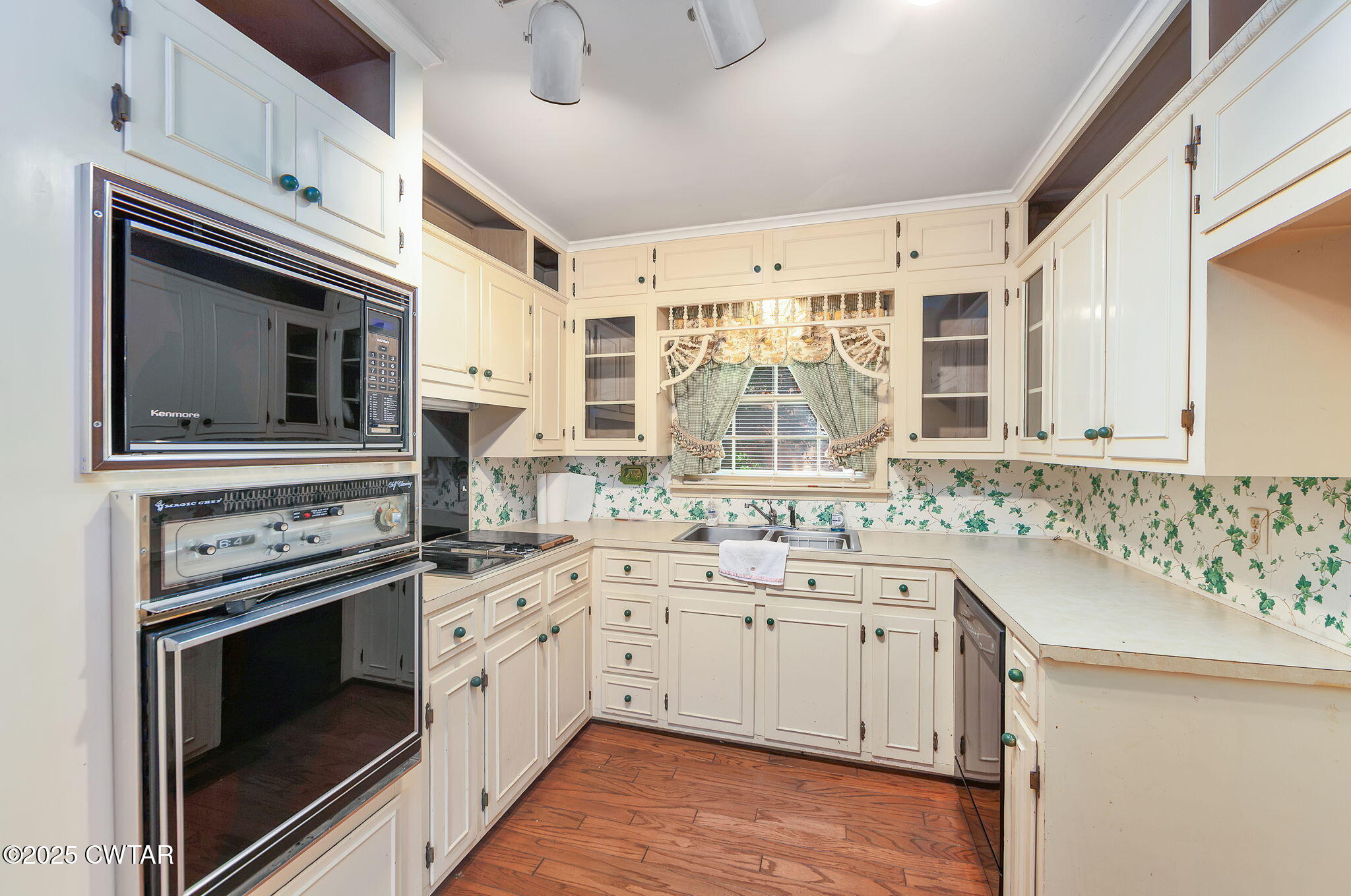 22 Bethany Drive Jackson, TN 38301 - Photo 12 of 32 a kitchen with a sink stove and microwave