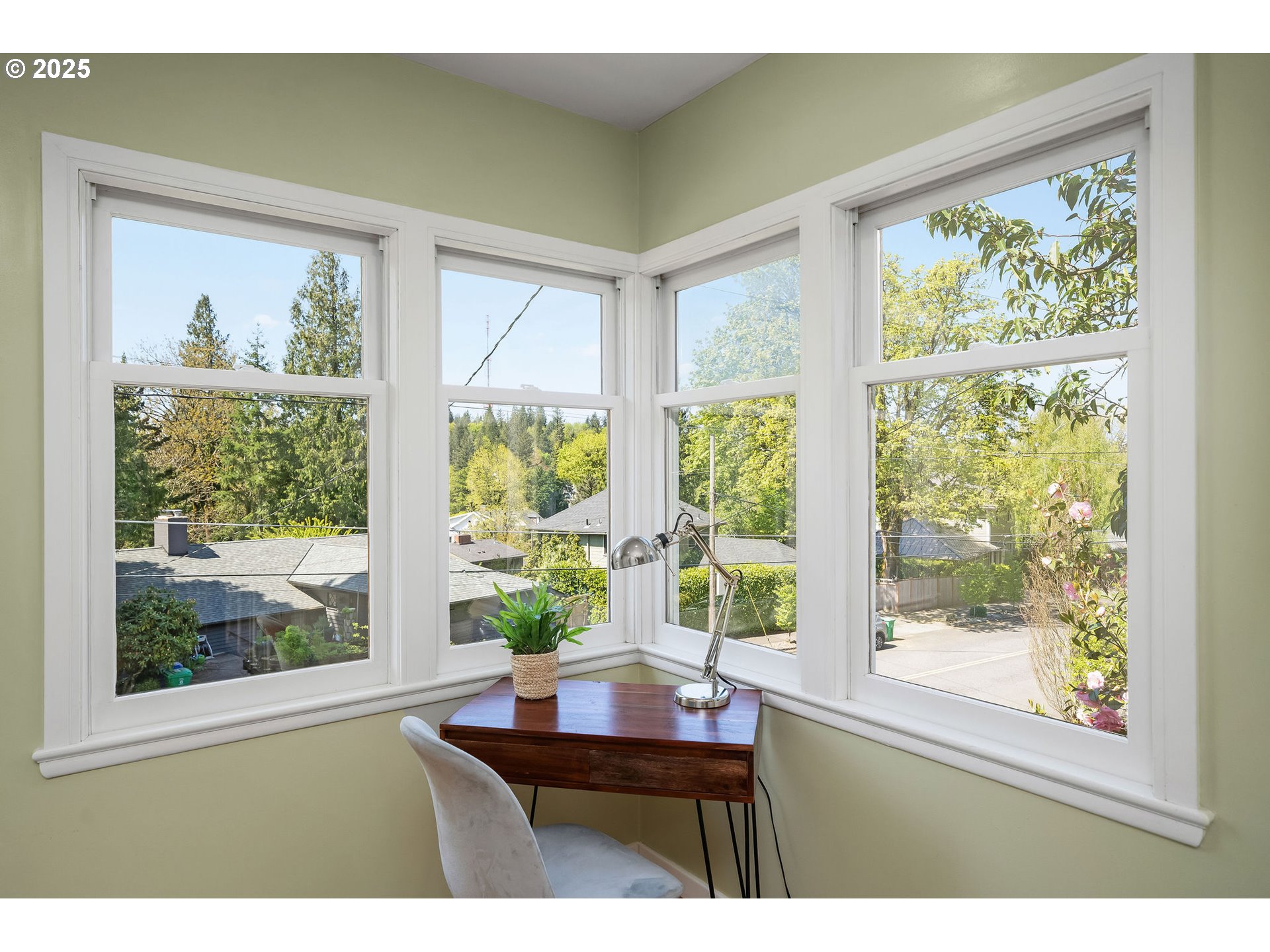 3940 Southwest Council Crest Drive Portland, OR 97239 - Photo 19 of 48 a view of a window and room