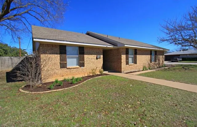 a view of a house with backyard