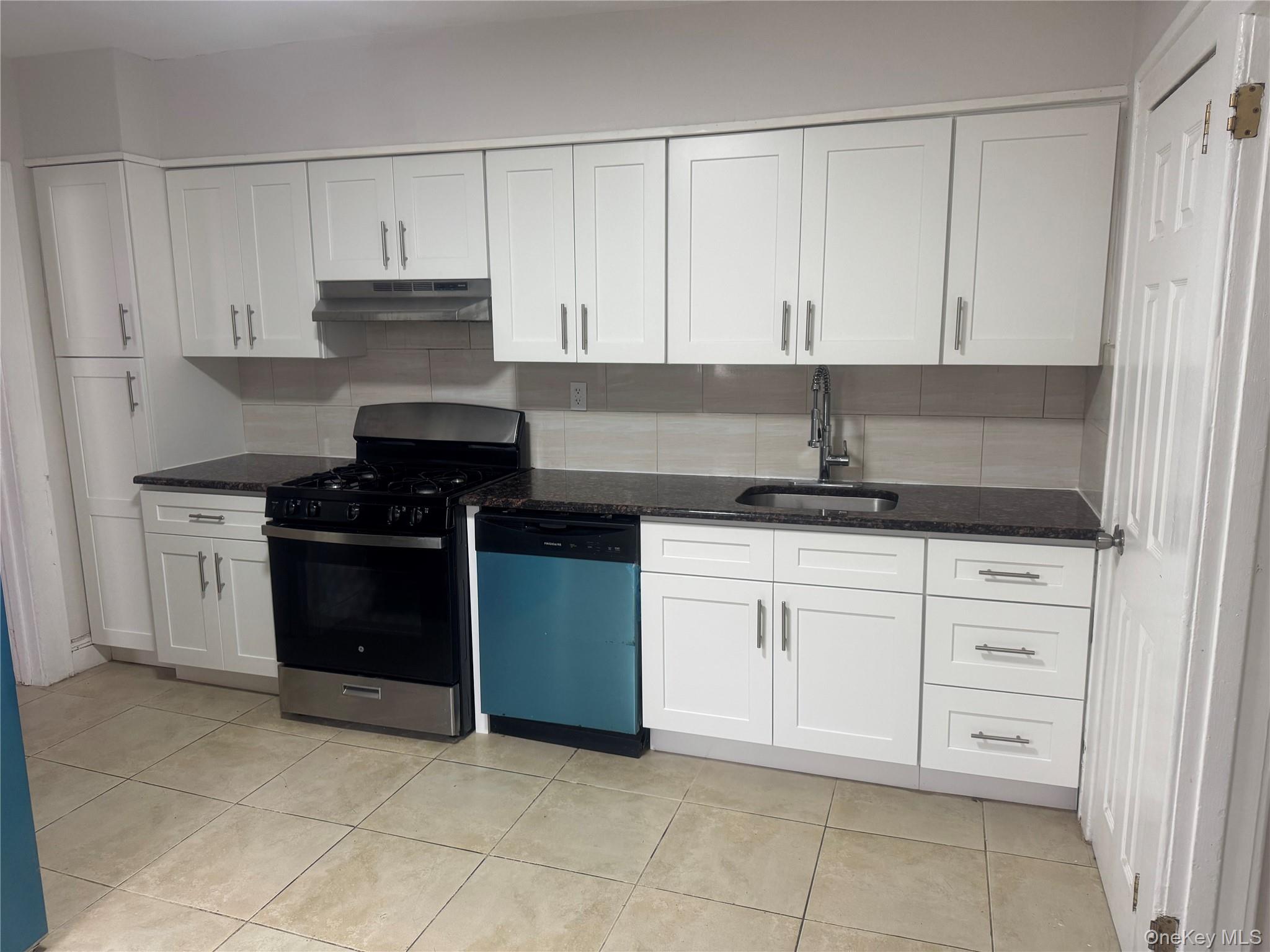 267 Schenck Avenue Great Neck, NY 11021 - Photo 6 of 9