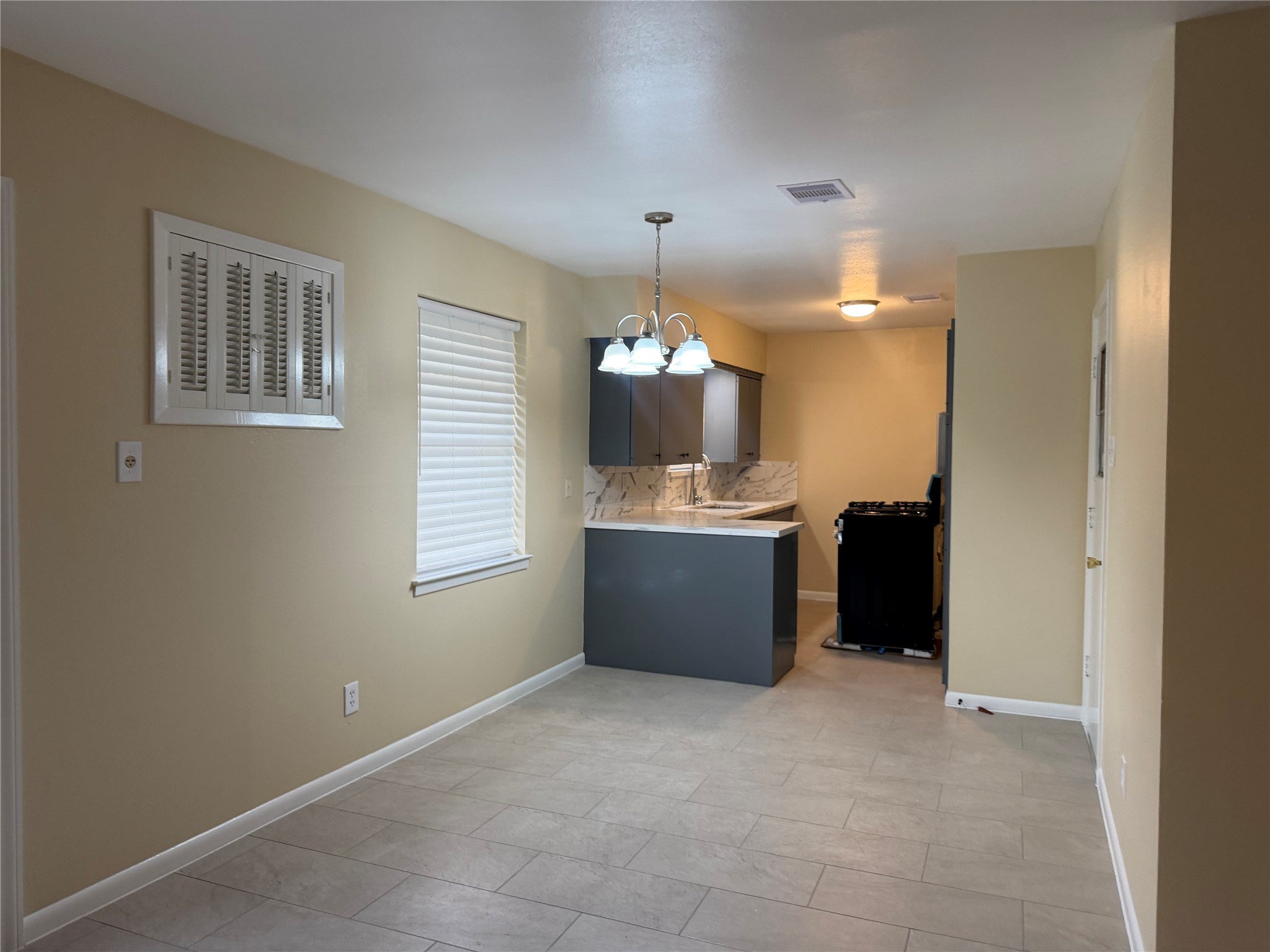 7335 Tanager Street Houston, TX 77074 - Photo 3 of 15
