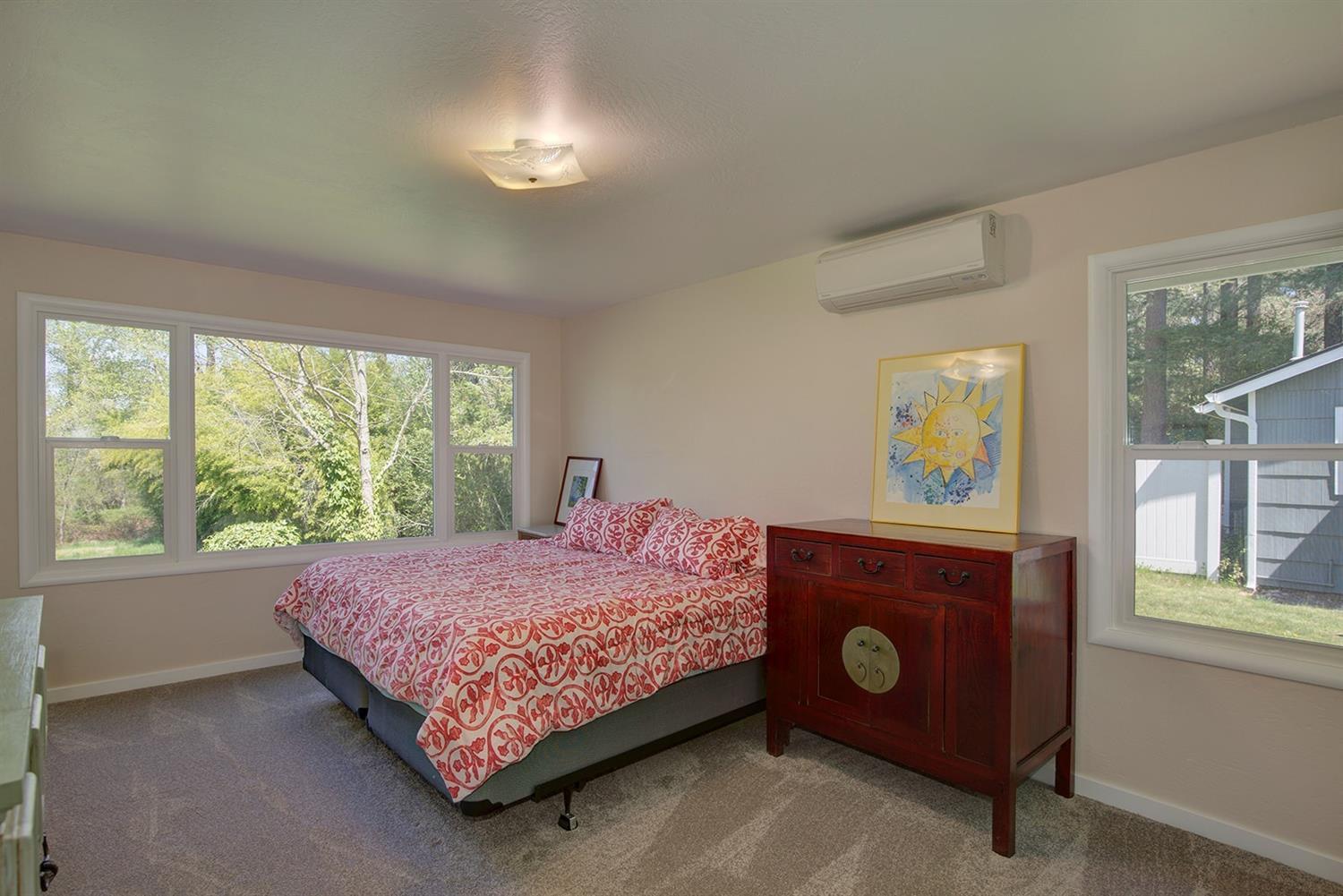 3106 South River Road Grants Pass, OR 97527 - Photo 4 of 33 Master in Main Home