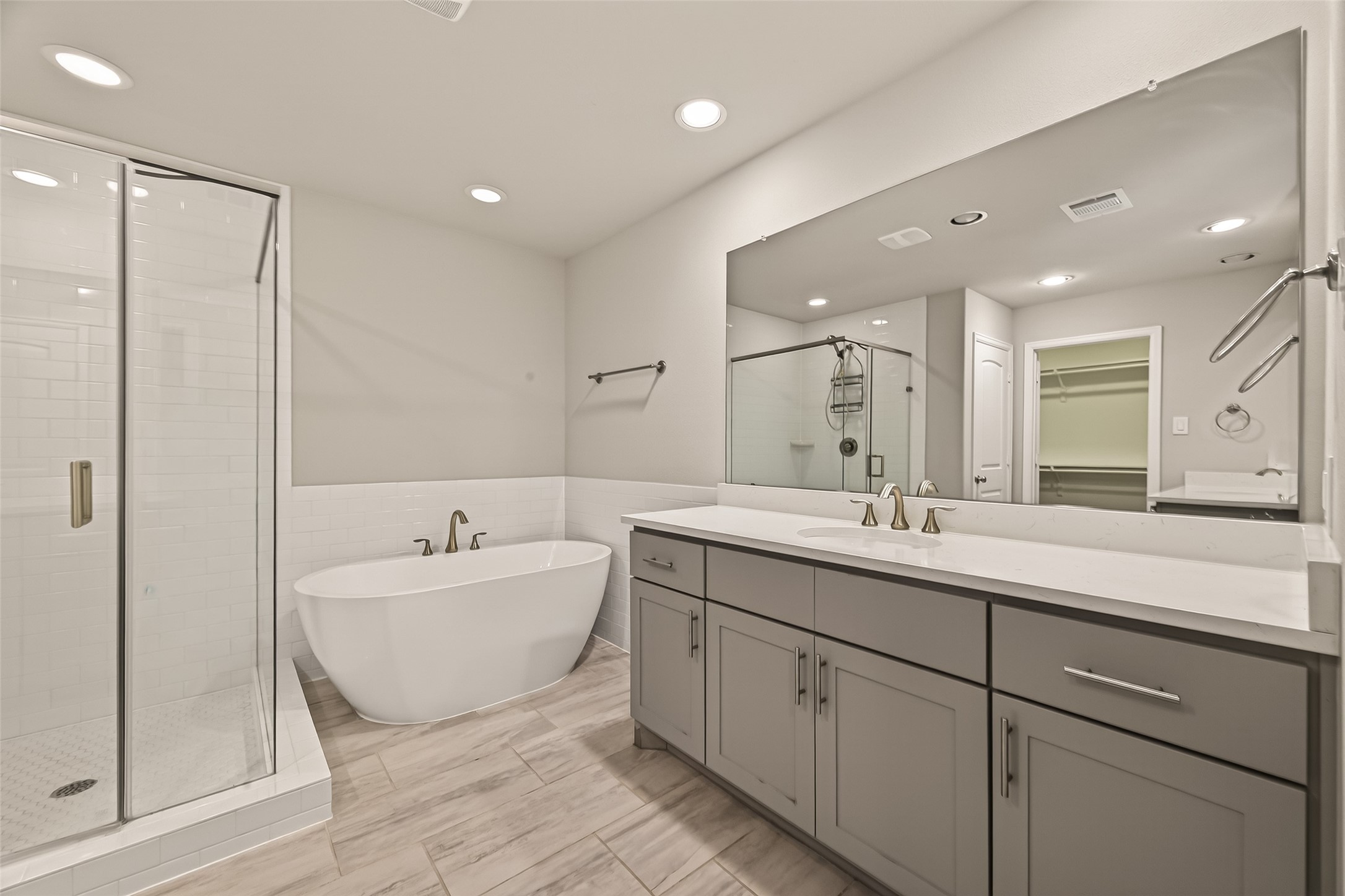 4413 Schuler Street, Unit B Houston, TX 77007 - Photo 37 of 46 a spacious bathroom with a double vanity sink mirror and bathtub