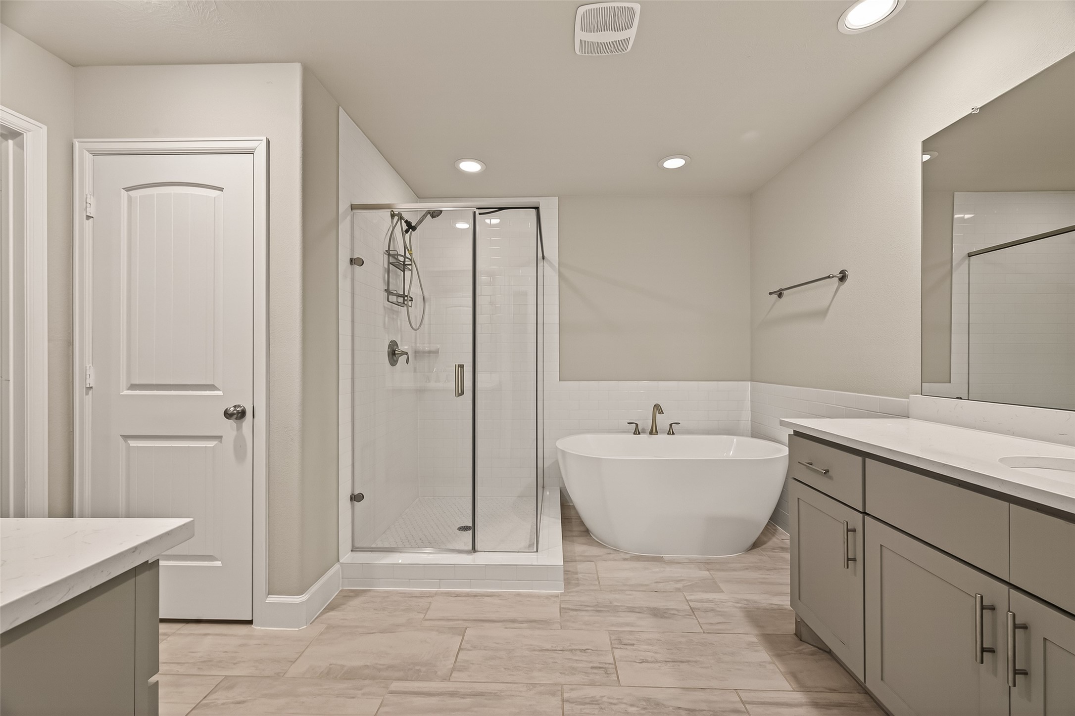 4413 Schuler Street, Unit B Houston, TX 77007 - Photo 38 of 46 a bathroom with a bathtub a toilet a sink and mirror