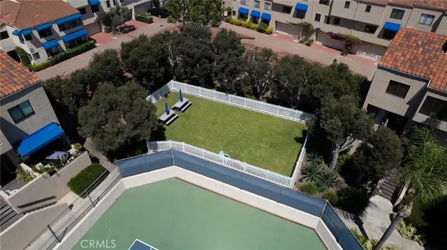 an aerial view of a tennis ground