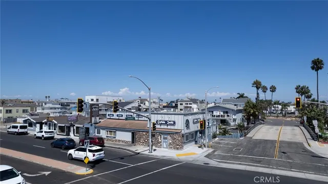 a view of a parking area