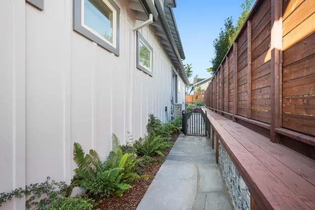a narrow alley with a white house