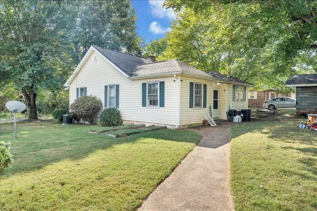 a view of a yard in front of house