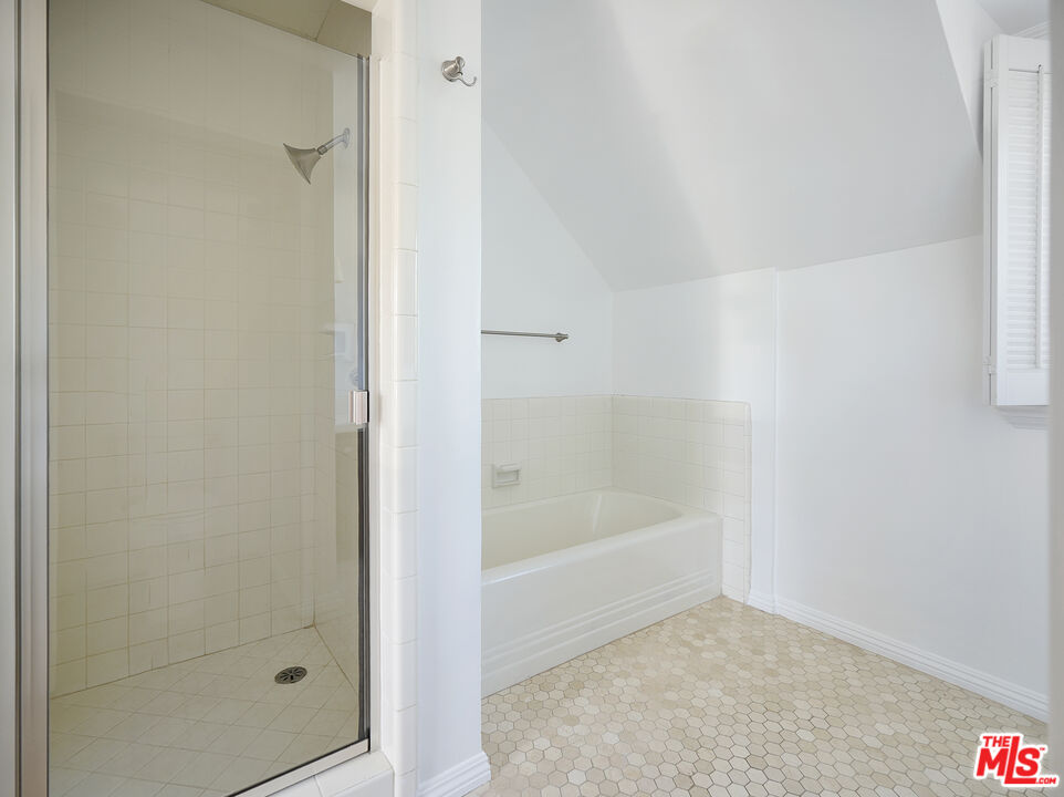 13161 Addison Street Sherman Oaks, CA 91423 - Photo 23 of 34 a bathroom with a bathtub