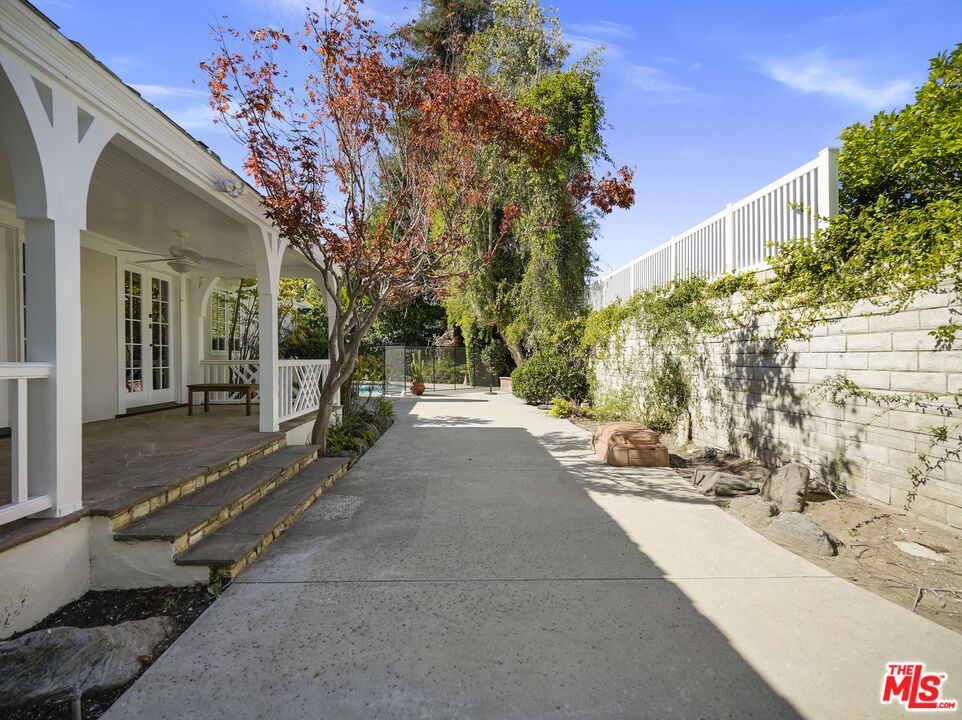 13161 Addison Street Sherman Oaks, CA 91423 - Photo 31 of 34 a view of a pathway with a pathway