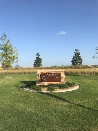 a view of a yard and pathway