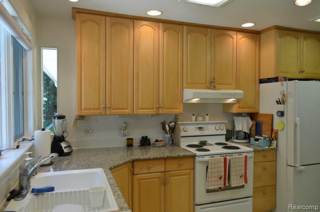 7034 Ridgewood Road Clarkston, MI 48346 - Photo 9 of 50 Kitchen 4.jpg