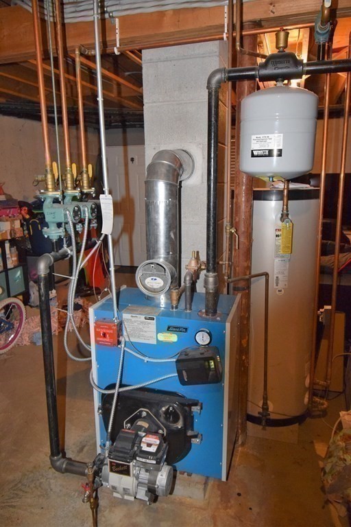 230 Chester Road Fremont, NH 03044 - Photo 23 of 30 a room with gym equipment