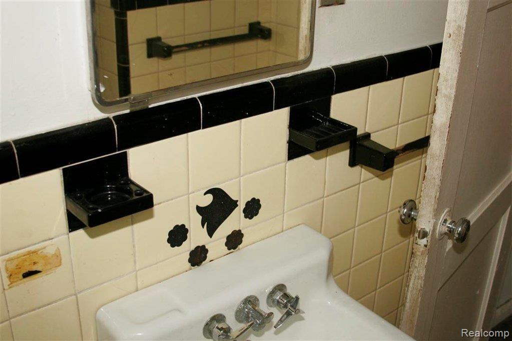 19507 Meyers Road Detroit, MI 48235 - Photo 15 of 24 19507 Meyers Bathrom (1).JPG