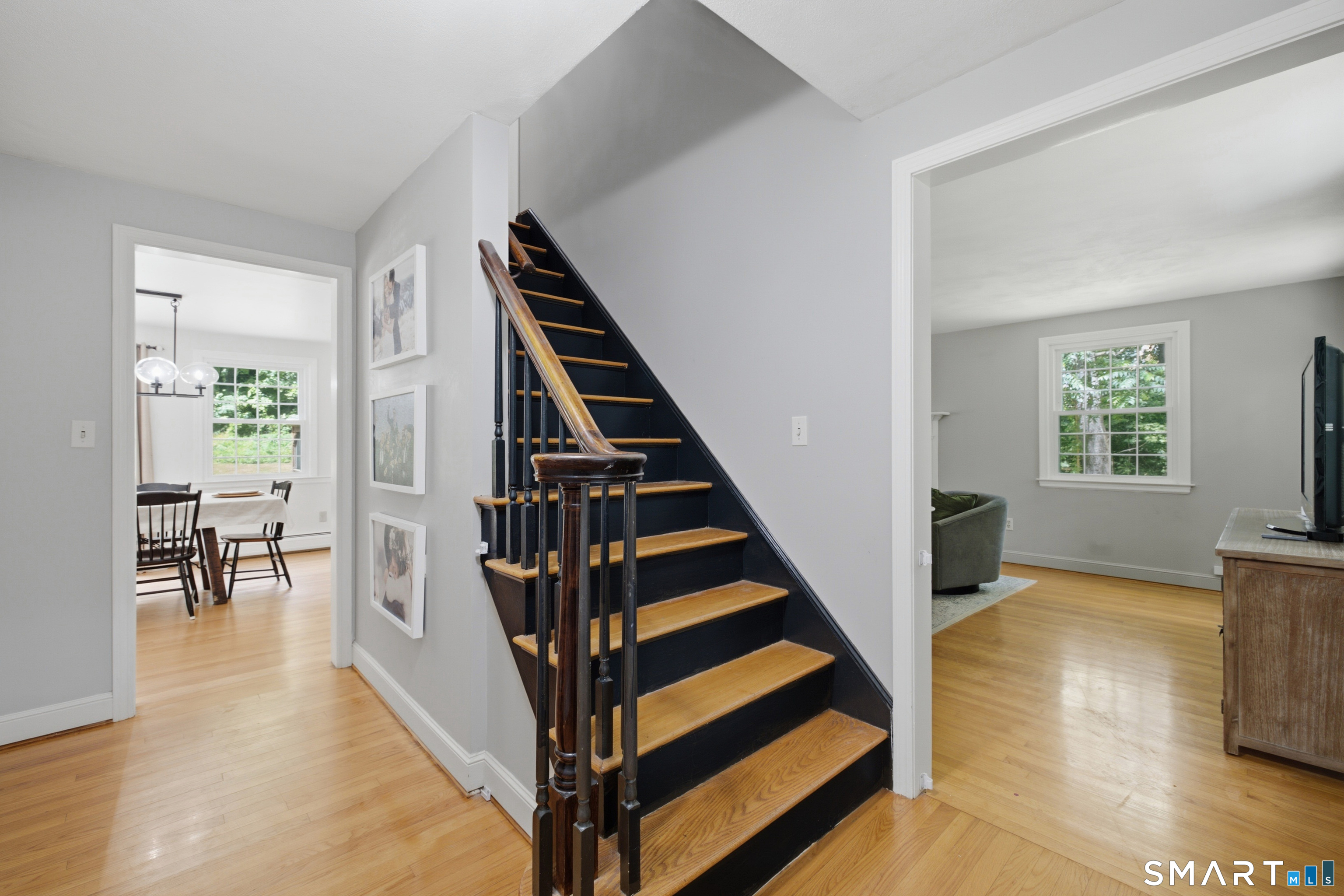 47 Westledge Road Simsbury, CT 06092 - Photo 4 of 38 Foyer.