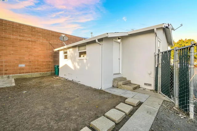 a view of backyard of the house