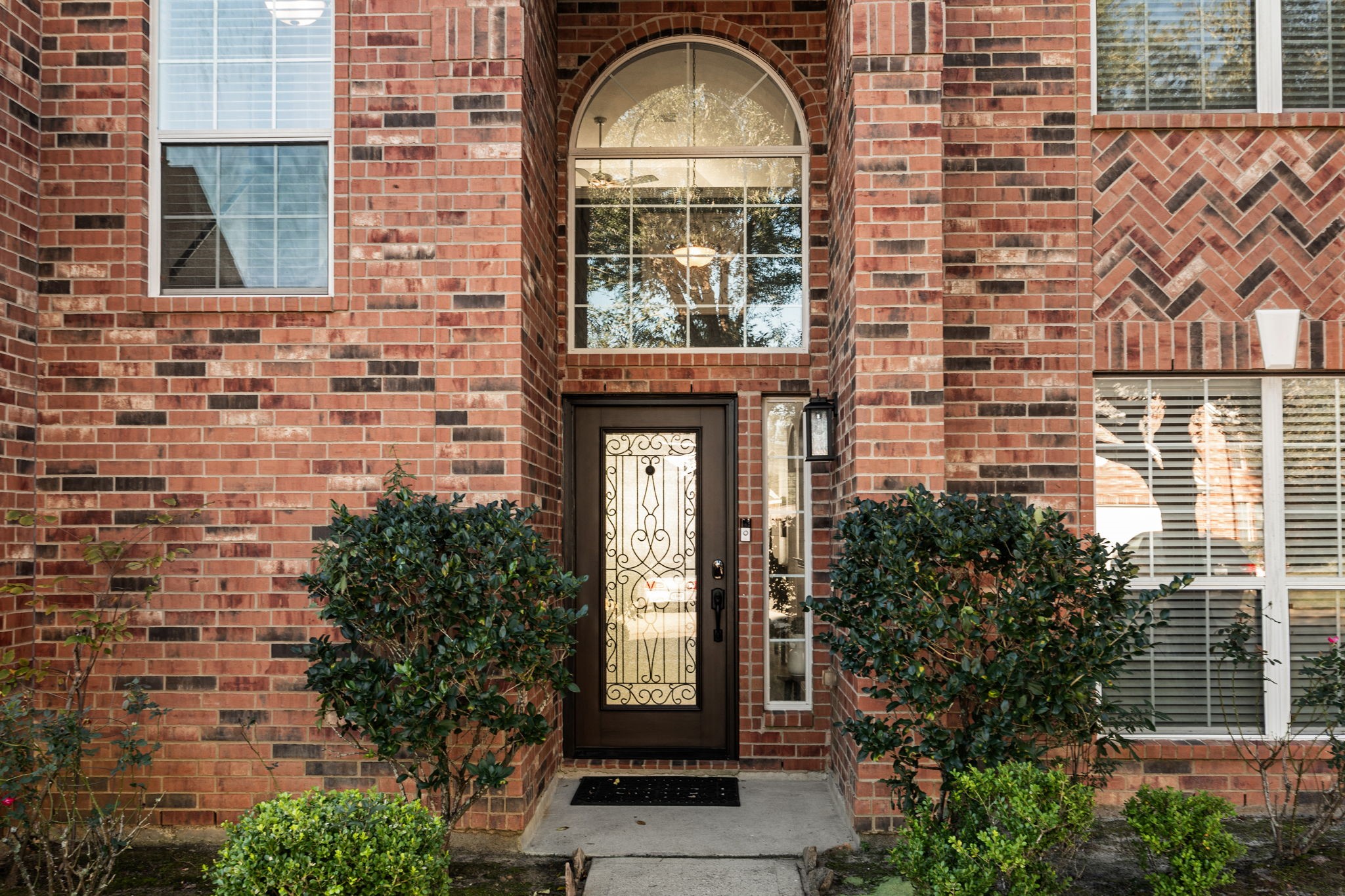 6911 Hamilton Falls Lane Spring, TX 77379 - Photo 4 of 42 a front view of a house with a garden